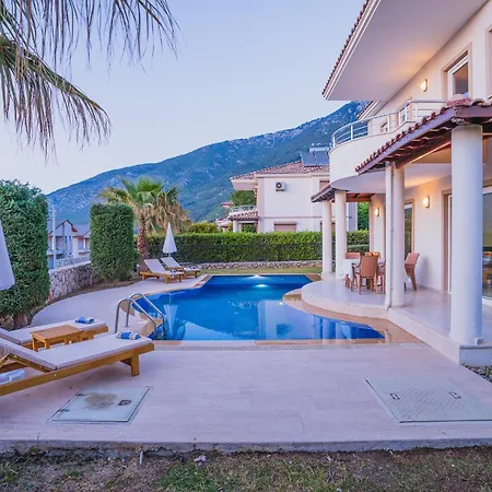 Ovacikta 3+1 Oezel Havuzlu Royal 15 Villa