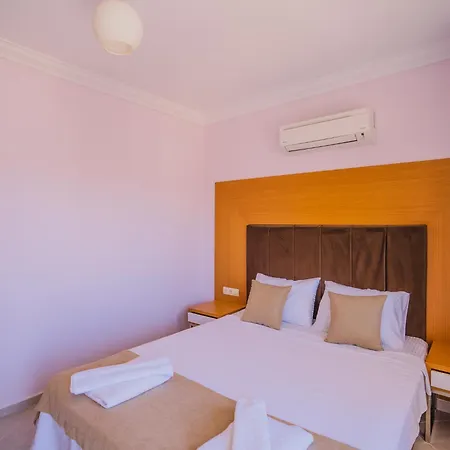 Ovacıkta 3+1 özel Havuzlu Royal 15 Fethiye